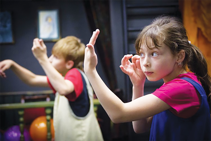 Место жестового языка в разные периоды жизни детей с нарушением слуха
