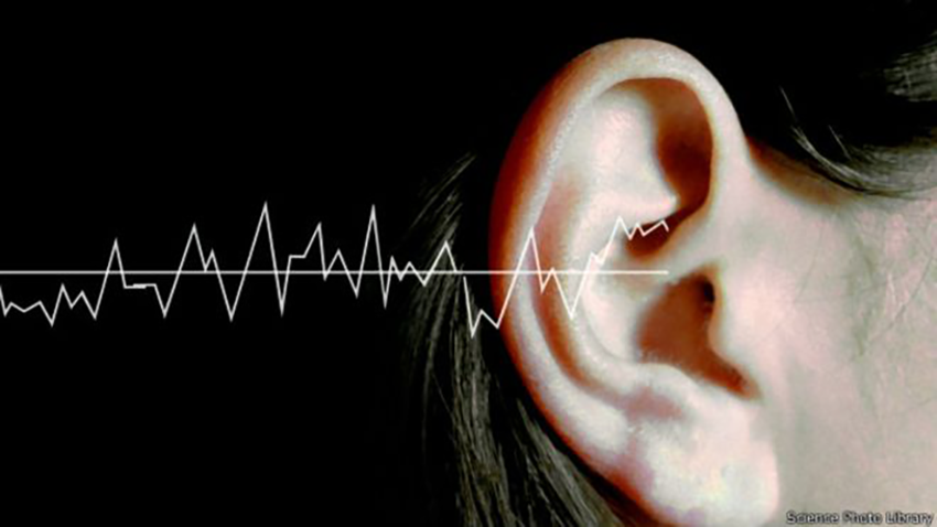 Односторонняя потеря слуха мешает определять направление источника звука