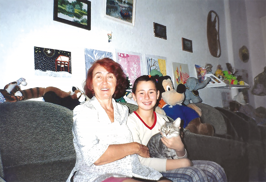 Бабушка и я на фоне моих детских рисунков