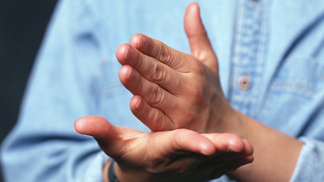 Использование жестов при разговоре со слабослышащим