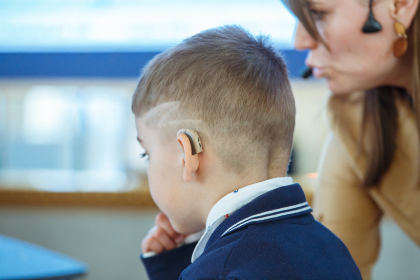 Ребенок в слуховом аппарате